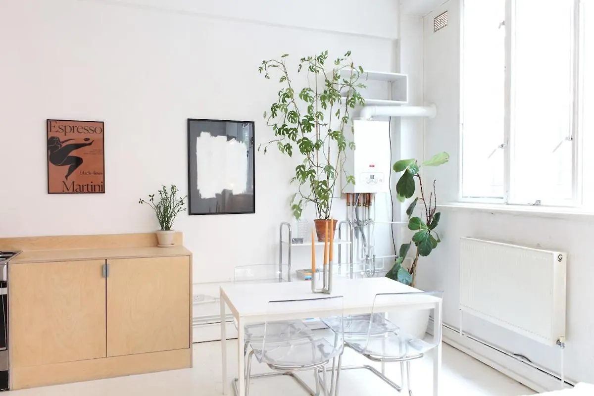 Bright & Spacious 2Br Flat, Great Transport Links London 0*,  United Kingdom
