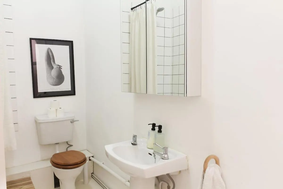 Bright & Spacious 2Br Flat, Great Transport Links London 0*,