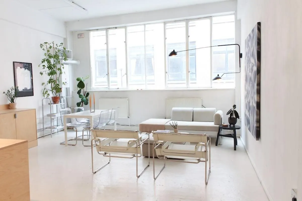 Bright & Spacious 2Br Flat, Great Transport Links contacts