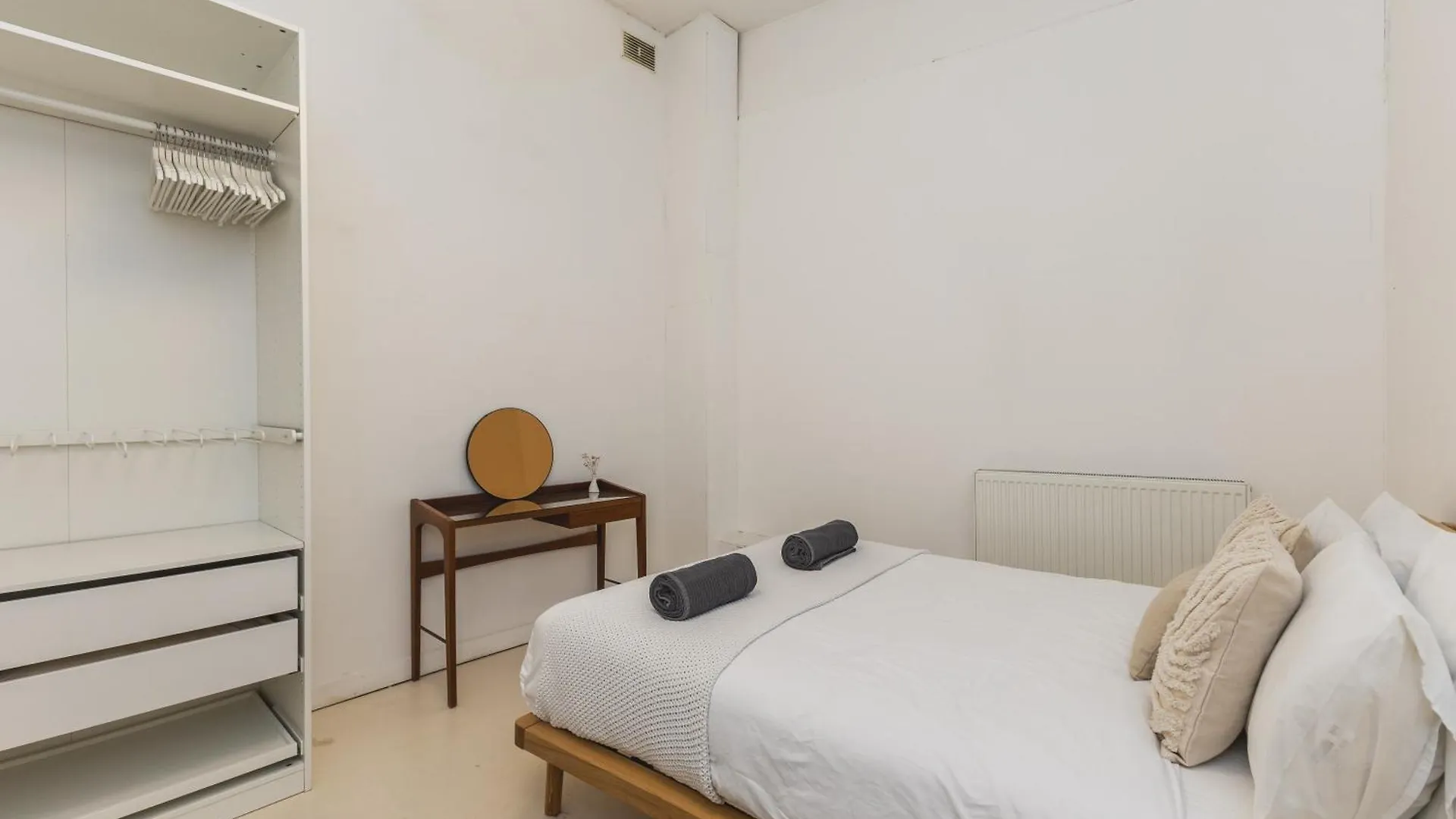 Bright & Spacious 2Br Flat, Great Transport Links London Apartment